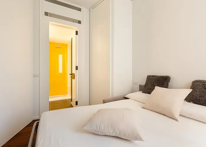 Tiny Apt Near Central Station